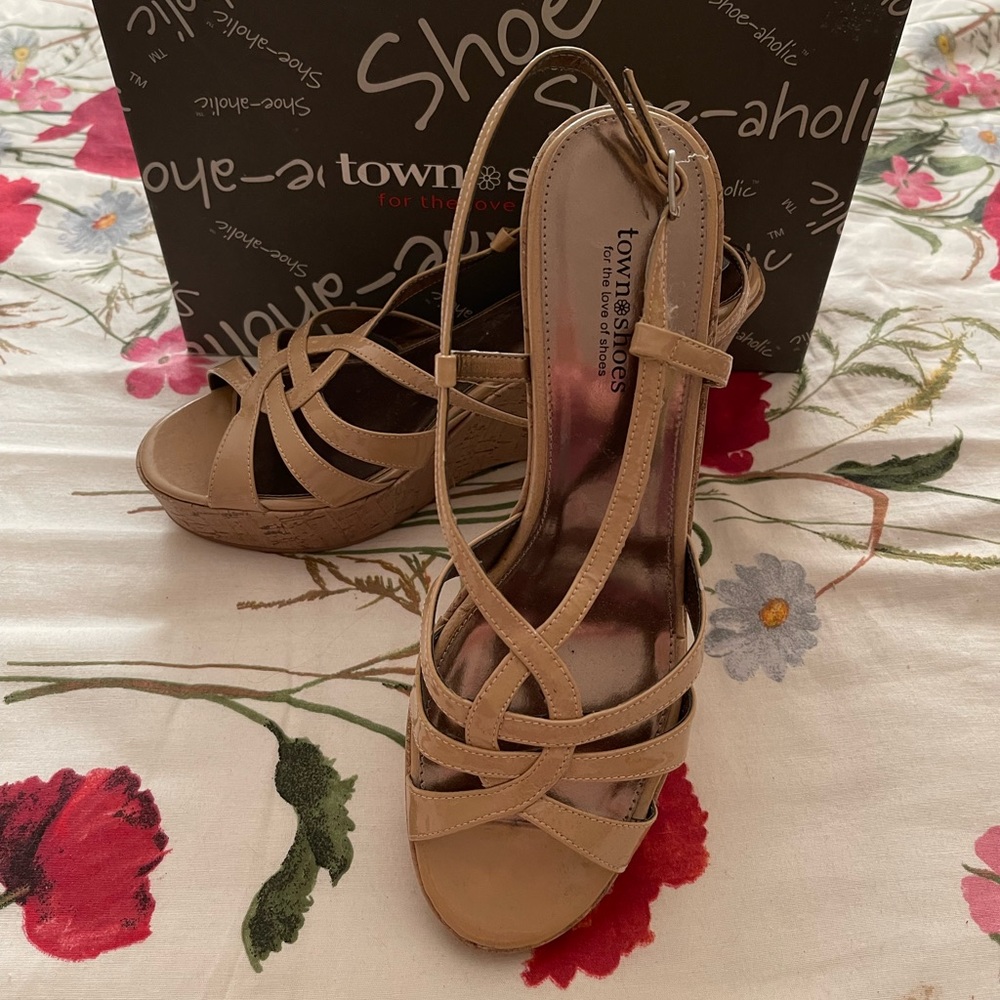 New-in-Box. Town Shoes, light-pink, patent, wedge-platform sandals. Size 11.
